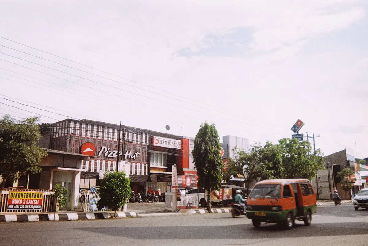 Domino's pizza restaurant exterior