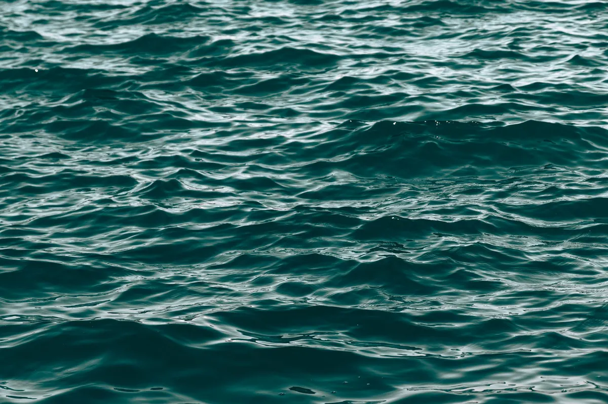 calm ocean waves