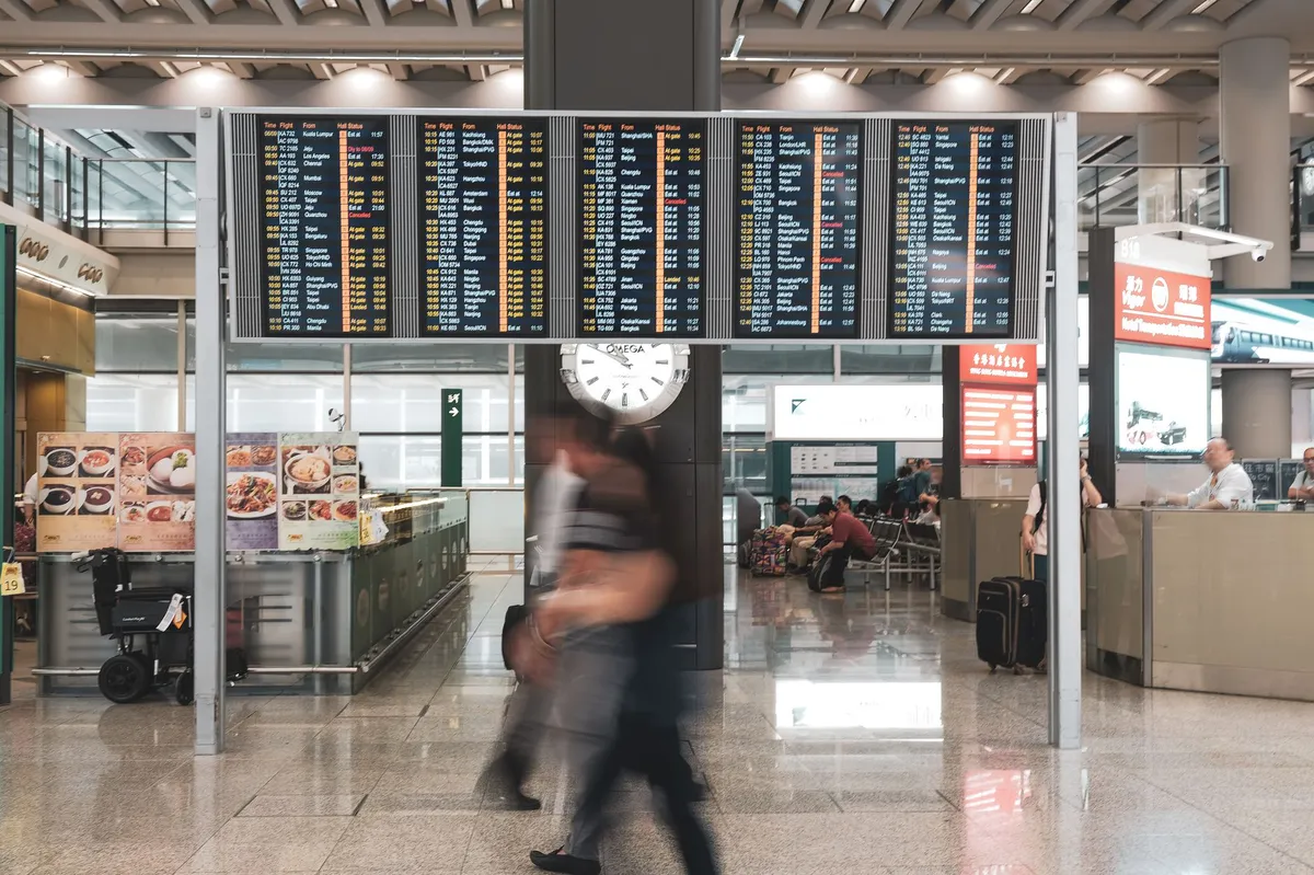 traveler checking flight status