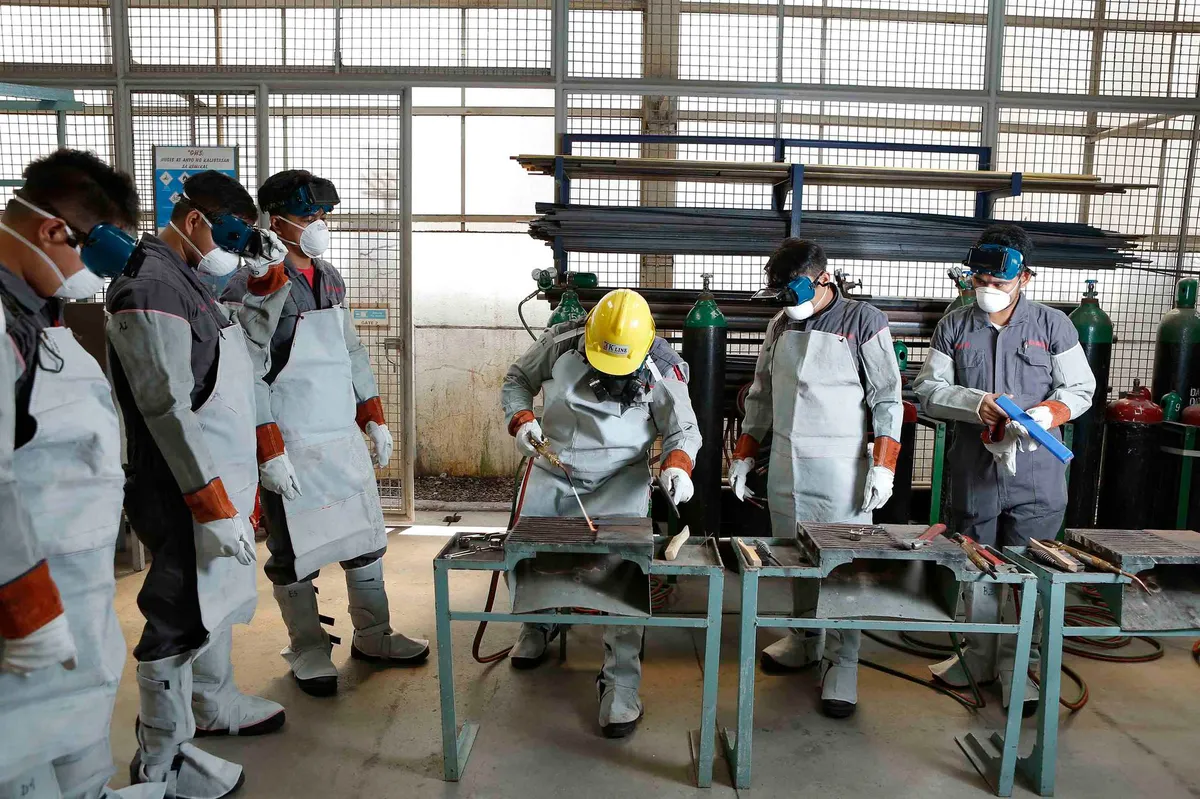 workers training session