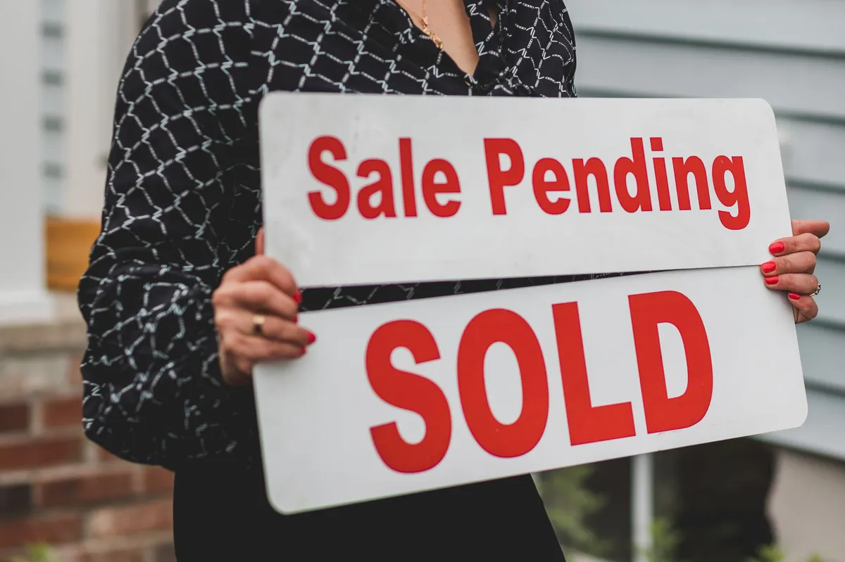 house sold sign