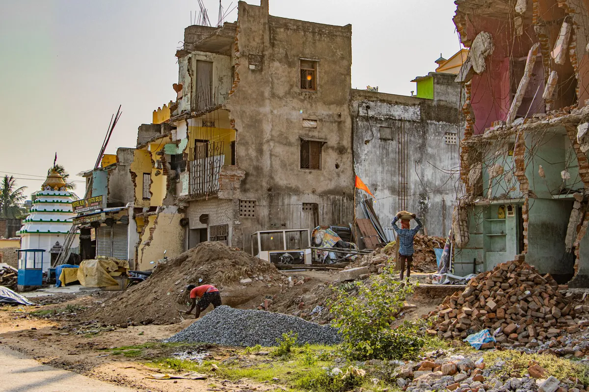 construction workers rebuilding homes