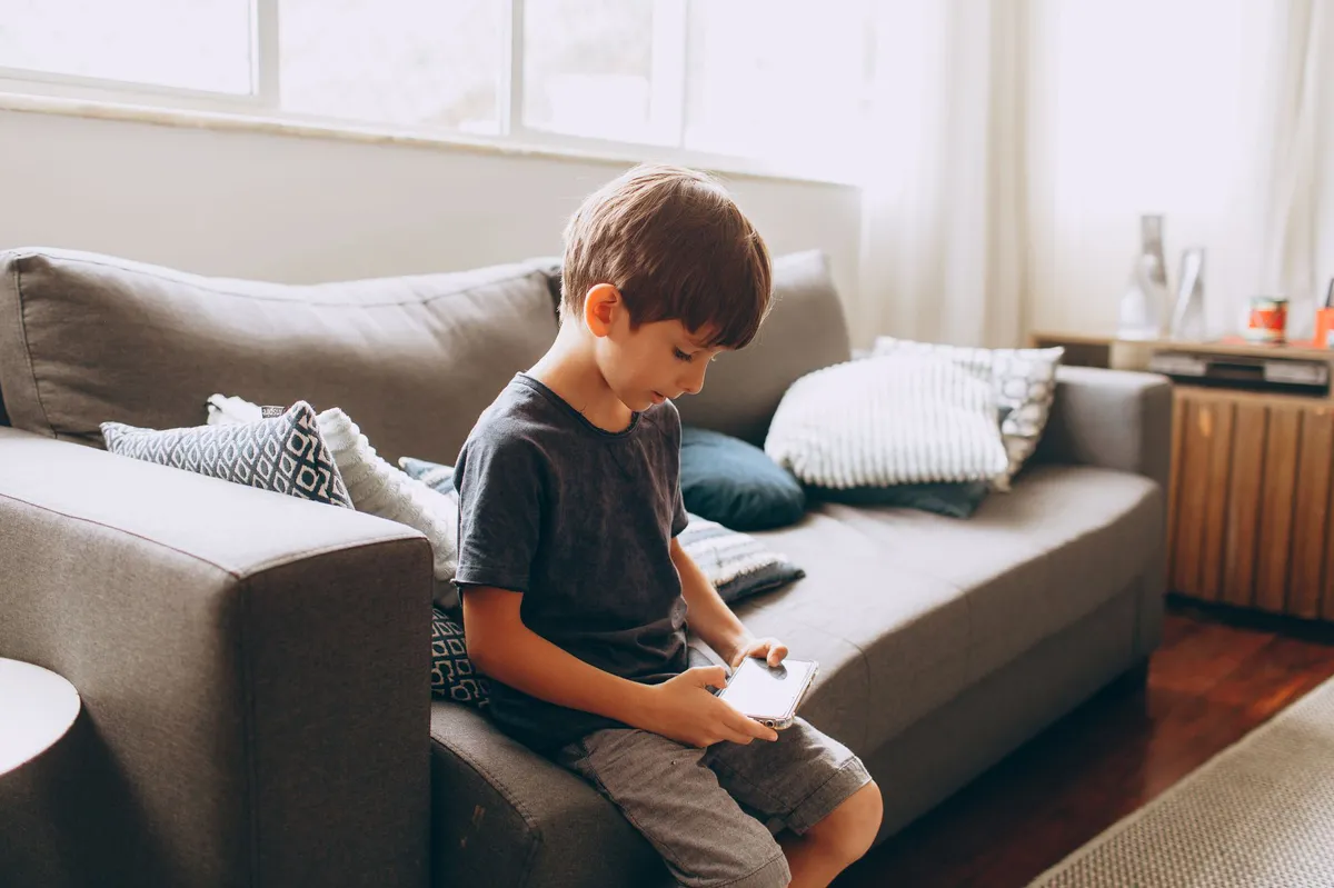 child using smartphone