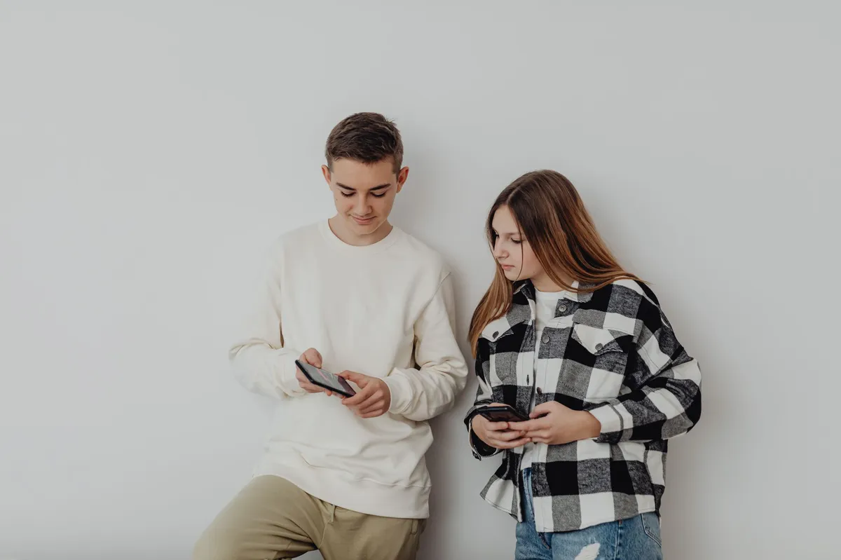 teenagers using smartphones