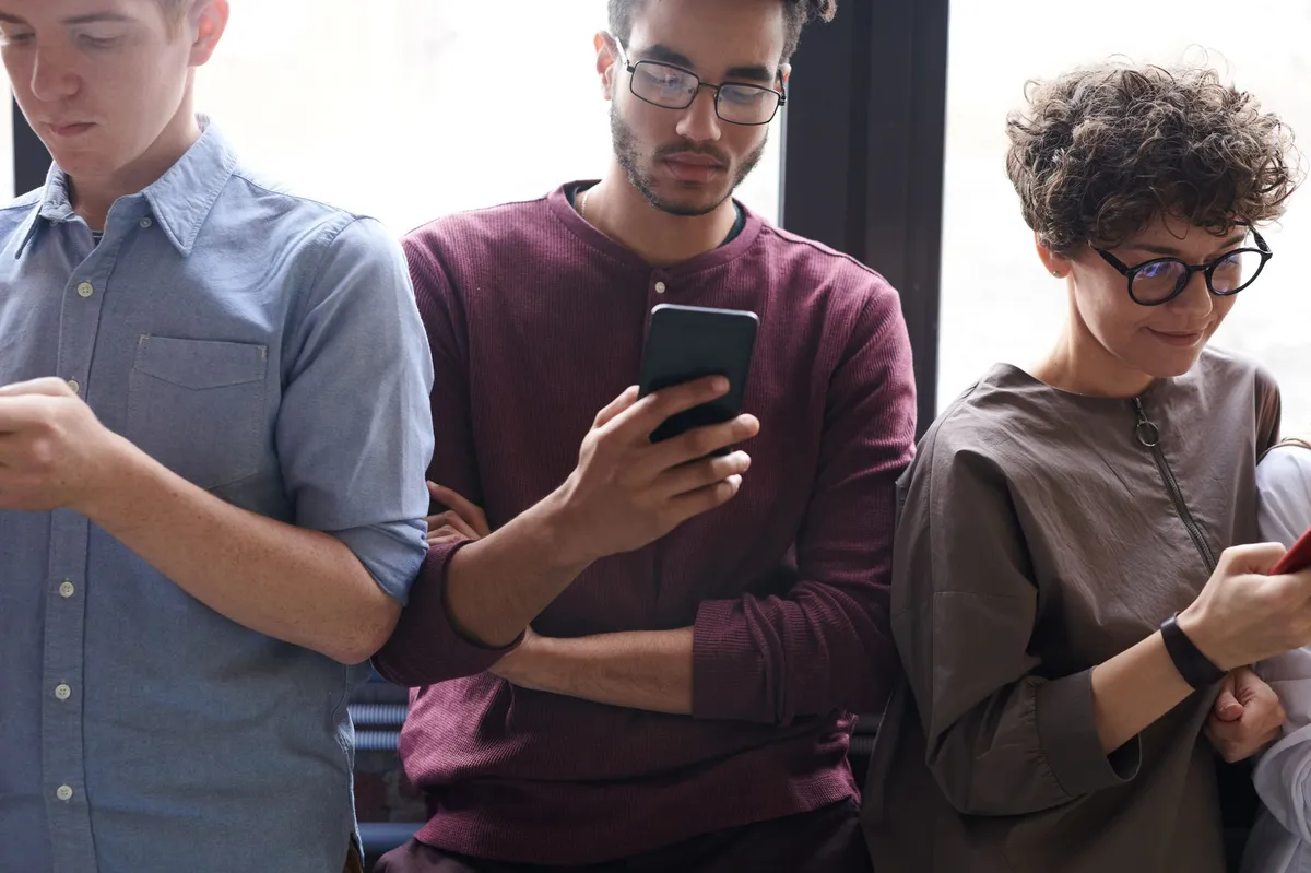young people using smartphones